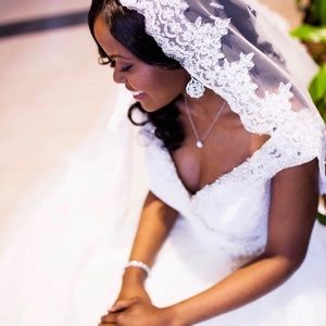 Drop/mantilla lace veil